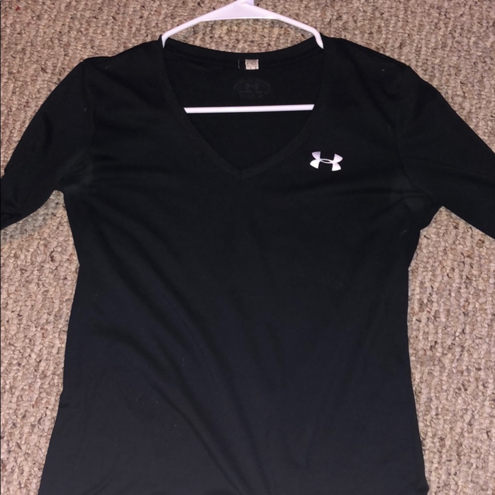 black underarmour t shirt